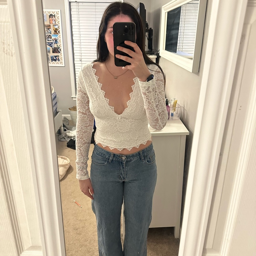 SHEIN White Scalloped Lace V-Neck Long Sleeve Crop Top